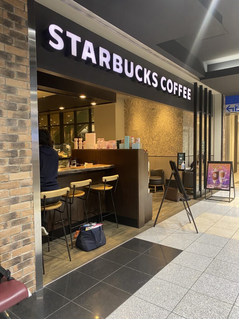 スターバックスコーヒー横浜スカイビル店：YCAT入口すぐのおすすめスタバ