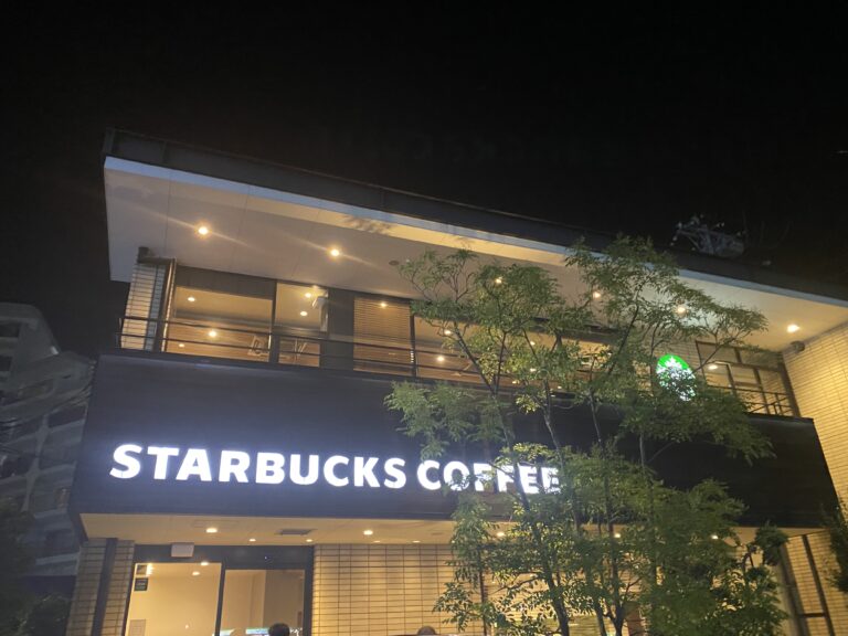 スターバックスコーヒー芦花公園店：環八通り沿いのドライブスルー併設
