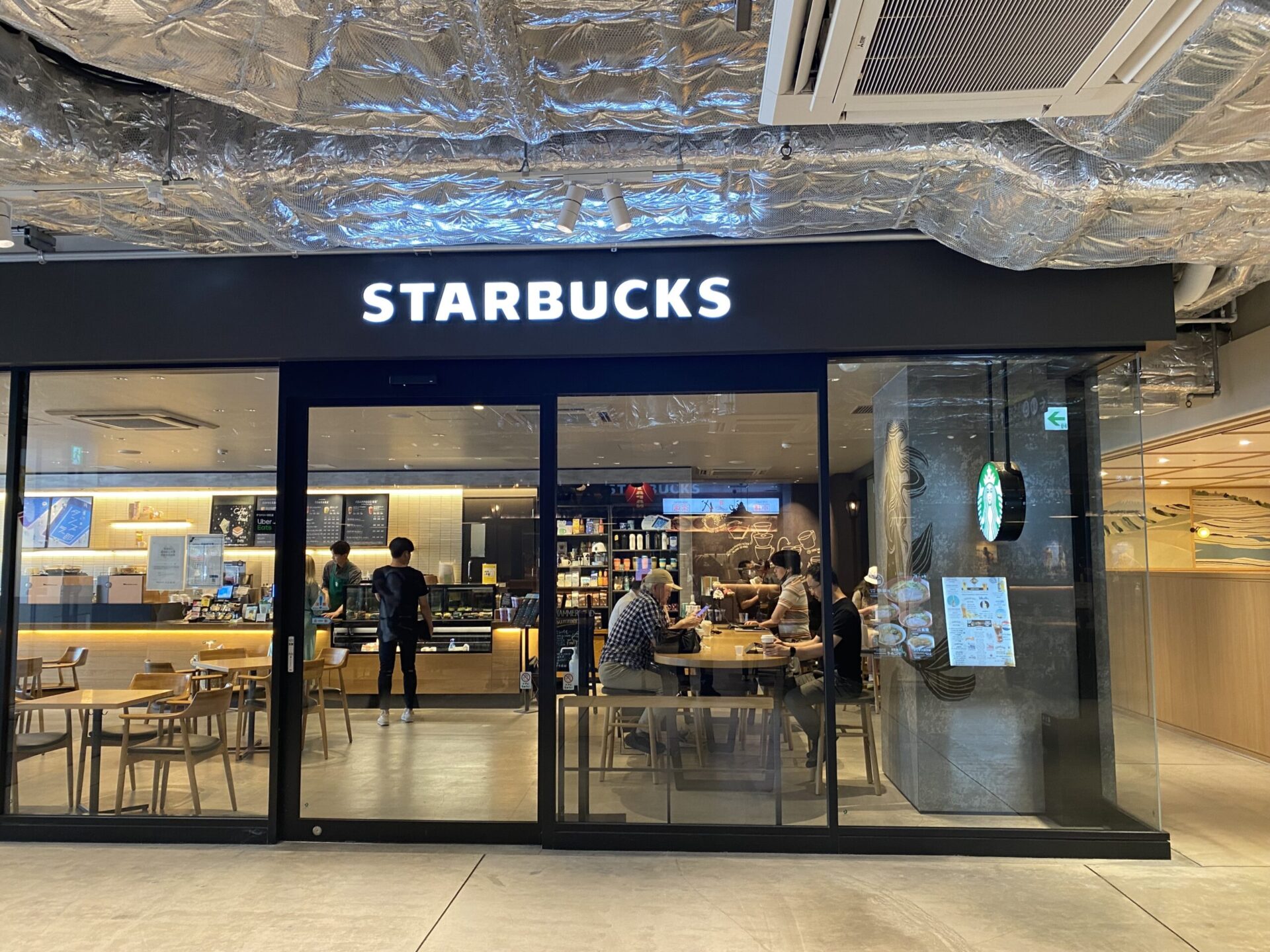 スターバックスコーヒー横浜ハンマーヘッド店：新港ふ頭客船