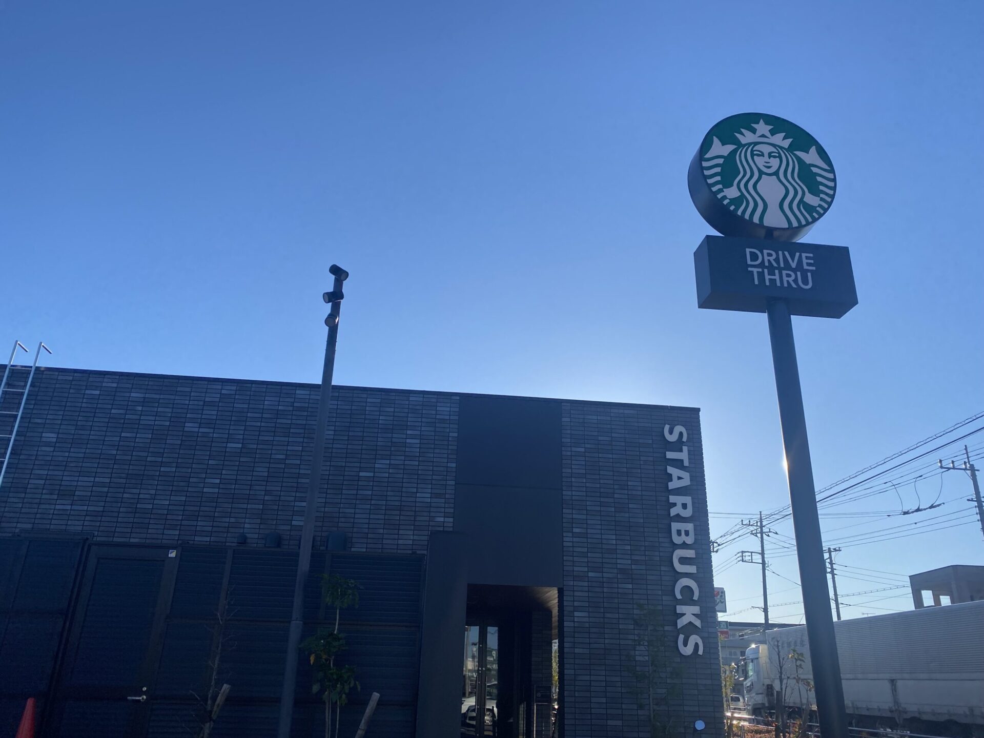 スターバックスコーヒーカインズ熊谷籠原店：国道17号線沿い・ドライブ