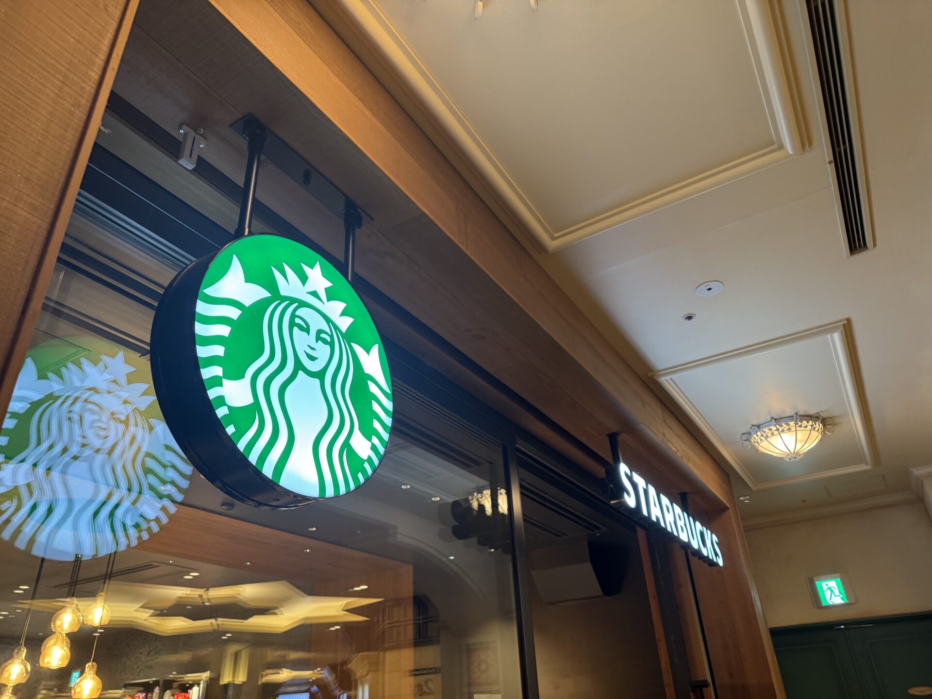 スターバックスコーヒー舞浜イクスピアリ2Fトレイダーズ・パッセージ店の店舗情報：東京ディズニーリゾートの広いスターバックス