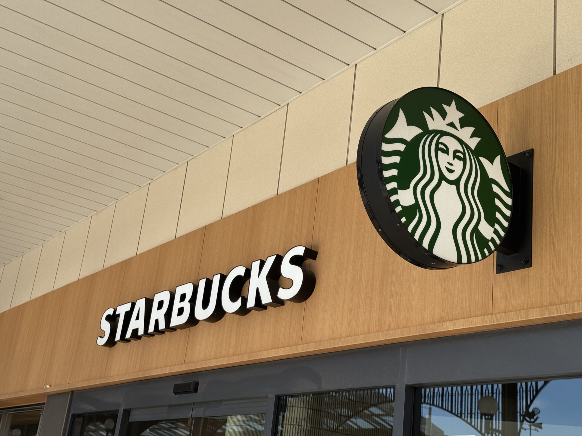 スターバックスコーヒー舞浜駅店の店舗情報：JR京葉線舞浜駅高架下のスターバックス