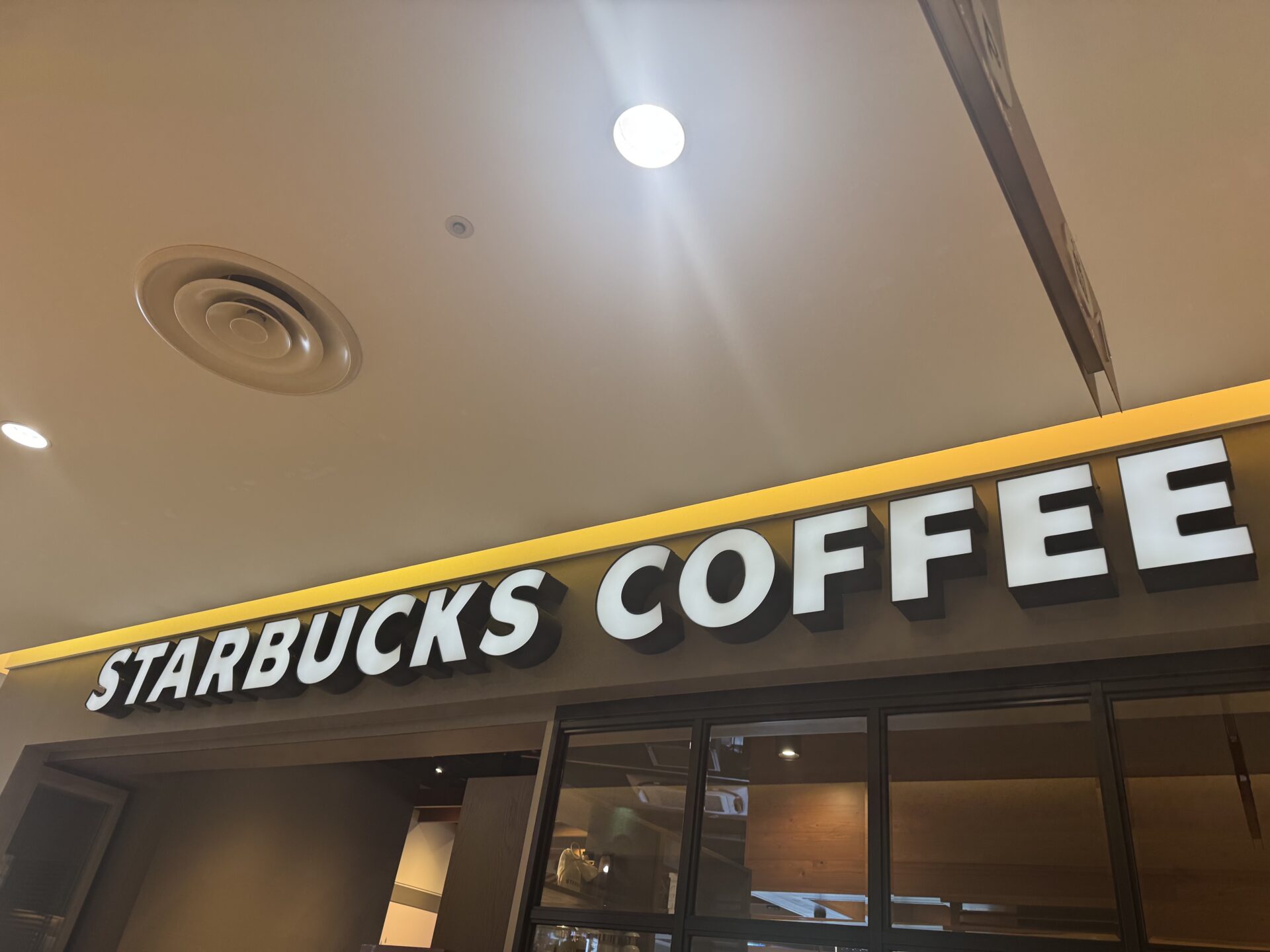 スターバックスコーヒー横須賀モアーズシティ店の店舗情報：京急横須賀中央駅直結の駅近スターバックス