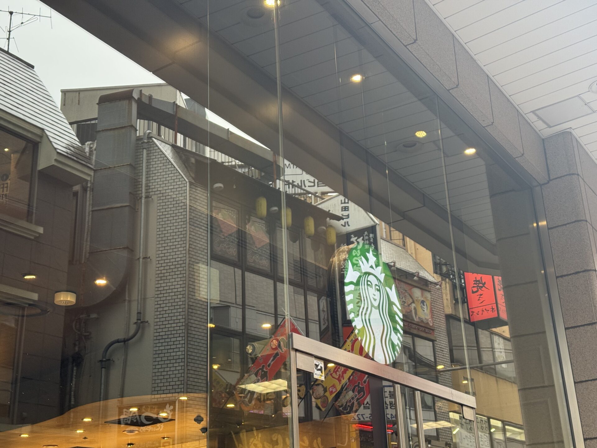 スターバックスコーヒー立川伊勢丹店：伊勢丹1階のスターバックス